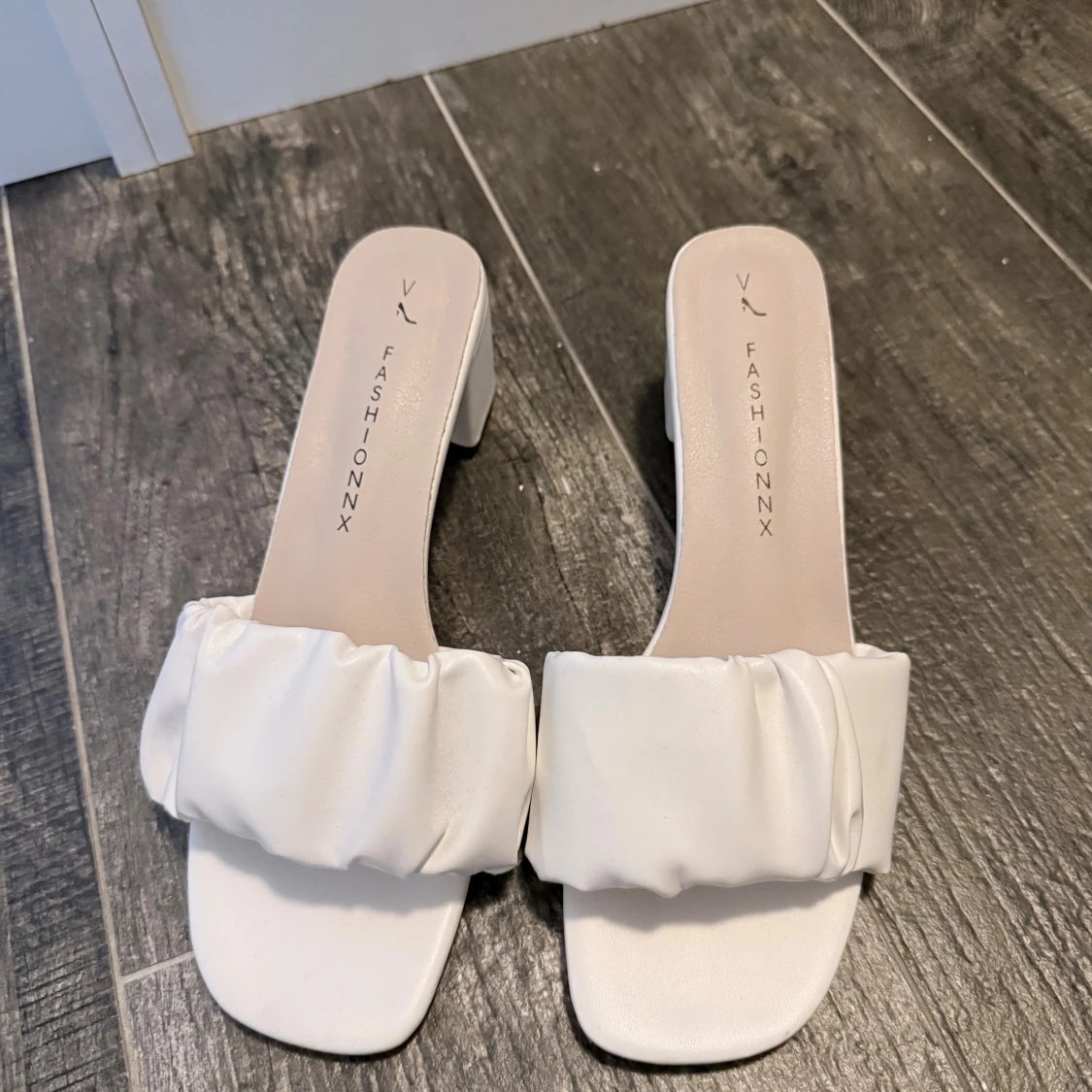 Vita sandaler med klack 