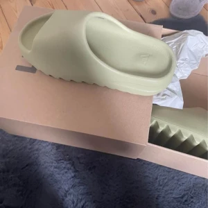Yeezy SLIDE resin - Helt nya i kartongen endast prövade inomhus. Passar 38.5 också