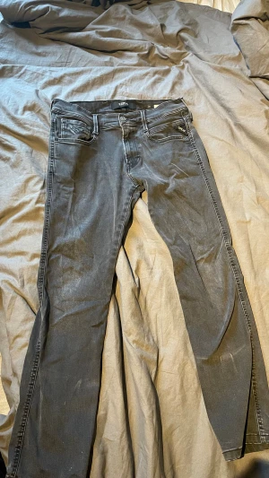 Replay Anbass svarta jeans, storlek 30 - Snygga svarta Replay Anbass jeans 