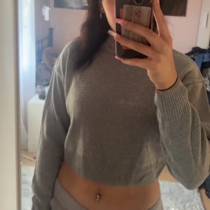 Grå croppad stickad tröja - Grå croppad stickad tröja från H&M🩷