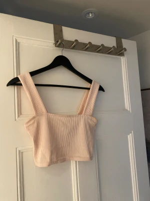 Topp h&m - Fin croppad topp med breda axelband. Sömmen har dessvärre släppt lite undertill på vissa ställen (se bild), men inget man störs av/märker av. 