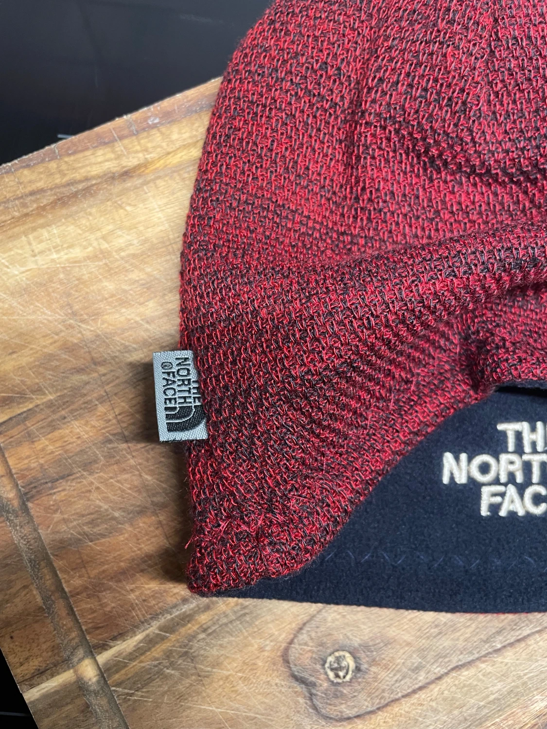 Röd stickad mössa från The North Face - 2