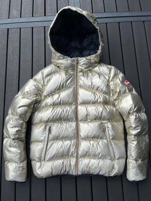 Colmar pufferjacka - Colmar pufferjacket i använt skick, lite sliten i färgen på vissa ställen och finns liten defekt på sista bilden, annars bra skick