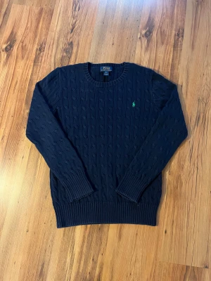 Mörkblå stickad tröja Polo Ralph Lauren - Mörkblå stickad tröja från ralph lauren 🐎      Tröjan är size S/170 - måtten: längd (62cm), bredd (41cm), ärmlängd (58cm)                        8/10 skick, mycket fräsch, finns nån smutsfläck vid ärmen 