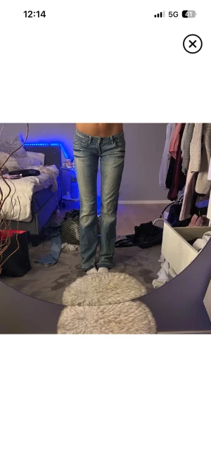 Low waist jeans  - !!! Snygga ljusblå jeans från fornarina med slitna detaljer och dragkedjor på bakfickorna. Jeansen har klassisk femficksdesign, låg midja och raka ben. Jätte skönt material. Har sprätt ner dem, se sista bilden💕💕 skicka prisförslag 