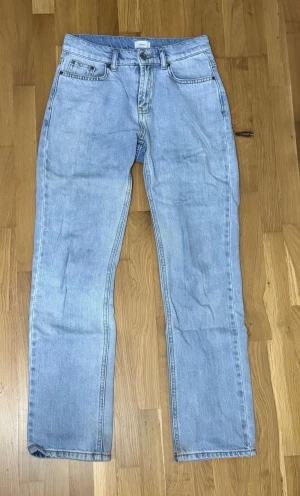 Jeans - Fina grunt straight leg jeans som passar till allt och är i bra skick. 