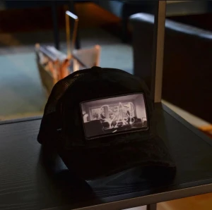 Velvet keps Cap yard - Säljer min svarta velvet keps från cap yard. Den har en stilren logga och den passar till alla stilar och är en snygg detalj på alla outfits. Den är aldrig använd och den är från ett känt svenskt märke. 