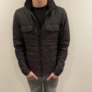 J Lindeberg jacka  - Hej! Säljer nu min sjukt snygga J Lindeberg jacka som är perfekt till hösten och vintern  Storlek M Skick 9/10 Köpt för 4000 kr 