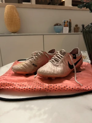Nike tiempo Elite - Ett par riktigt snygga Nike tiempo skor, Skorna är i modellen Elite, Skorna har lite slitningar men går fortfarande att använda utan några defekter. Pris går att diskutera vid snabb affär