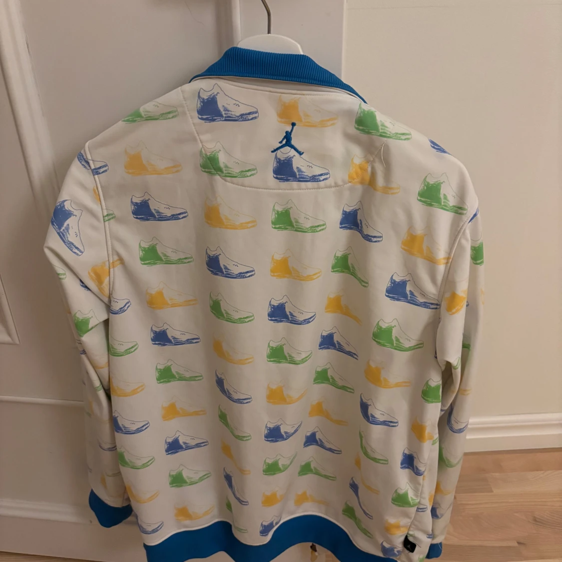Jordan vit vindjacka med sneakersmönster - 1