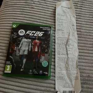 FC 26 helt nytt - Helt nytt FC 26. Jag säljer detta då jag köpte fel, jag har egentligen ett Xbox series S men denna var för Xbox one och Xbox Series X. Har endast öppnat förpackningen inget annat. Köpt på Elgiganten, kvitto finns. Säljs för billigare än standard priset. Skriv vid frågor 👍🏻✅