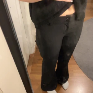 Svarta bootcut kostymbyxor - Svarta kostymbyxor med bootcut passform. Byxorna är använda få gånger. Det finns en lite fläck man kan se på den 4de bilden men syns knappt mär de sitter på. Byxorna är från Gina tricot och är i storlek L. Pris kan diskuteras💗