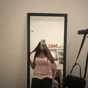 Ljusrosa volangtop med axelband - Supersöt ljusrosa topp med volanger och breda axelband. Toppen har två lager volang och en lätt strukturerad yta som ger en romantisk vibe. Perfekt för dig som gillar en feminin och lekfull stil. Storlek är xs säljer eftersom jag inte har den stilen längre ,har använt 2 ggr