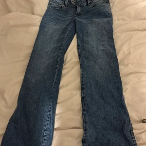 Blå bootcut jeans 157 - Snygga blå jeans från 157 med klassisk bootcut-passform. Jeansen har normal midja, raka ben och femficksdesign. Tillverkade i slitstarkt denim med snygga kontrastsömmar. Perfekta för dig som gillar en tidlös och avslappnad stil. Dem är lågmidjade. Jag är 1.60 men dem är lite för långa för mig så kan passa dig som är 1.65