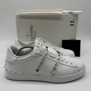 VALENTINO ROCKSTUD - Valentino rockstud - Skick: 9,5/10 - Storlek 40,5 - Tillbehör: Kort - Nypris 7700kr - Hör av dig vid minsta fundering