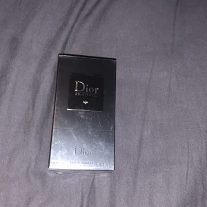 Dior Homme Intense EdP 100ml - Dior Homme Intense Eau de Parfum, 100 ml. Lyxig och stilren parfym från Dior, perfekt för dig som vill sticka ut. Tillverkad i Frankrike. Oöppnad och i originalförpackning.