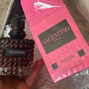 Valentino Donna Born In Roma Intense 100ml - Trendigt och lyxigt doftval från Valentino. Born In Roma Intense Eau de Parfum Intense kommer i en snygg flaska och förpackning med rosa detaljer. Perfekt för dig som vill sticka ut med en ikonisk parfym.