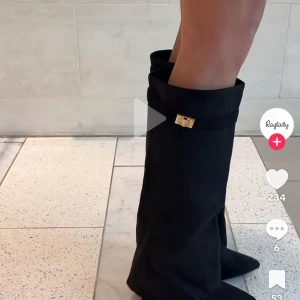 Svarta Boots - Skitsnygga svarta boots köpa på Raglady i Helsingborg för 1099kr. Säljer då de är stora för mig, normala i storleken. Endast testade