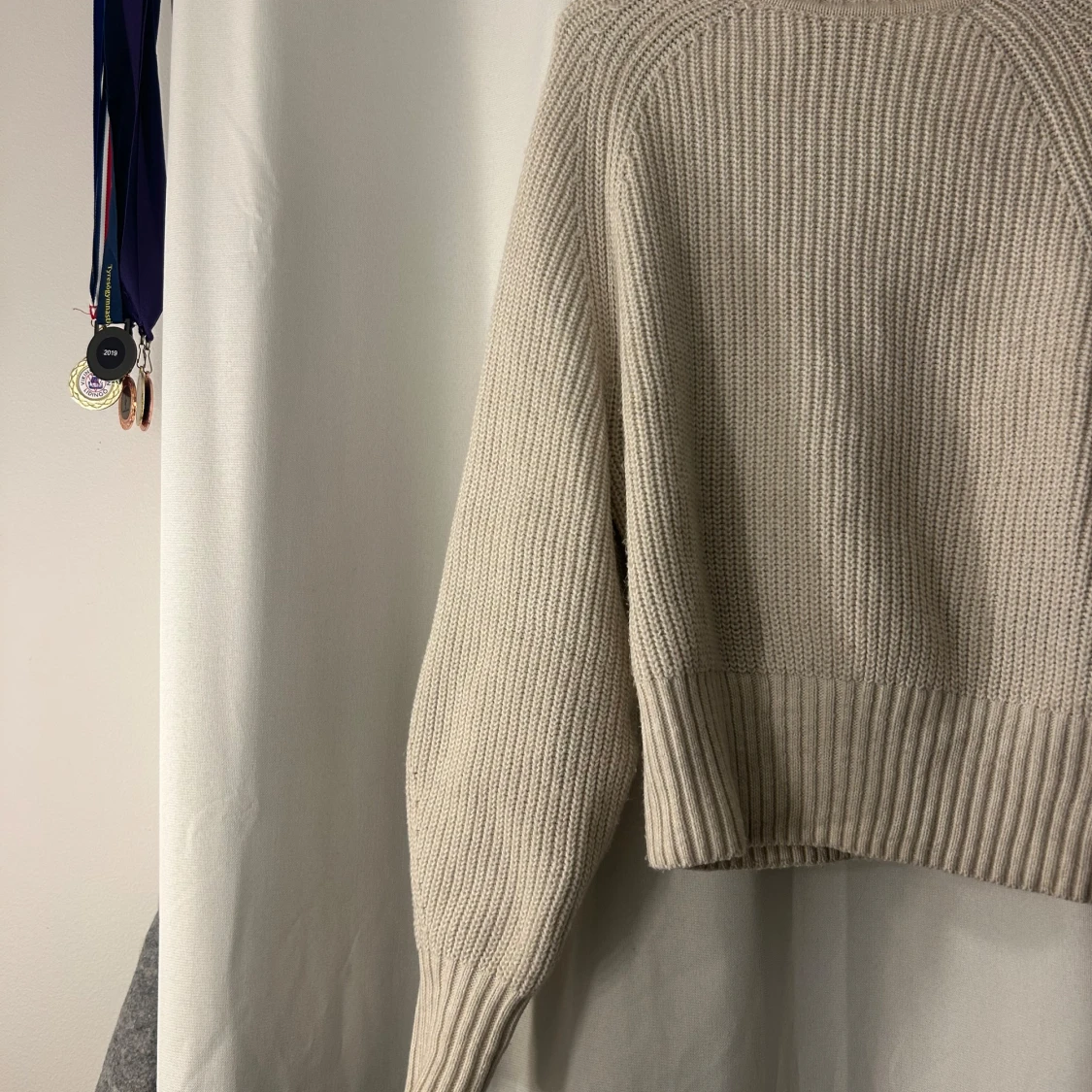 Beige stickad polotröja från H&M - 1