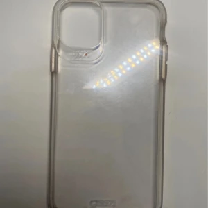 Genomskinligt mobilskal iPhone 11 PRO max. - Använd några gånger, normal i skick.  Vänligen läs min bio innan du gör ett köp; där hittar du bland annat information om leveransprocessen med mera 😊
