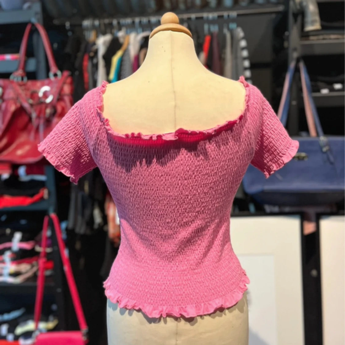 Rosa smockad topp med volangkant - 1