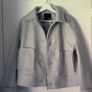 Ljusgrå kappa - Snygg grå kappa från lager 157. Knappt använd och inga defekter elr liknande💞 väldigt varm och passar perfekt till hösten eller våren! 