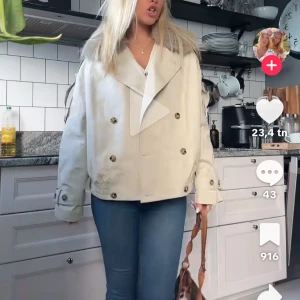 Så snygg jacka - Intrsssekoll på denna skitsnygga slutsålda zara jackan. Assnygg jätte bra skick