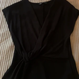 Svart blus från Zara - Snygg svart blus från Zara med knyt i midjan och v-ringad hals. Super fin och passar till många tillfällen💞