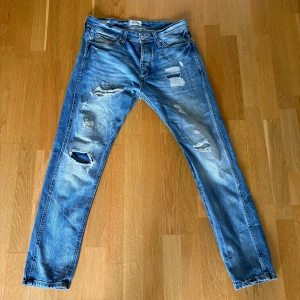 Jack & jones jeans - Söljer ett par sköna jack and jones jeans, slitningarna gör så dom ser riktigt fetta ut. Storlek 31 och 32. Vid fler frågor kom pm! Nypris cirka 800