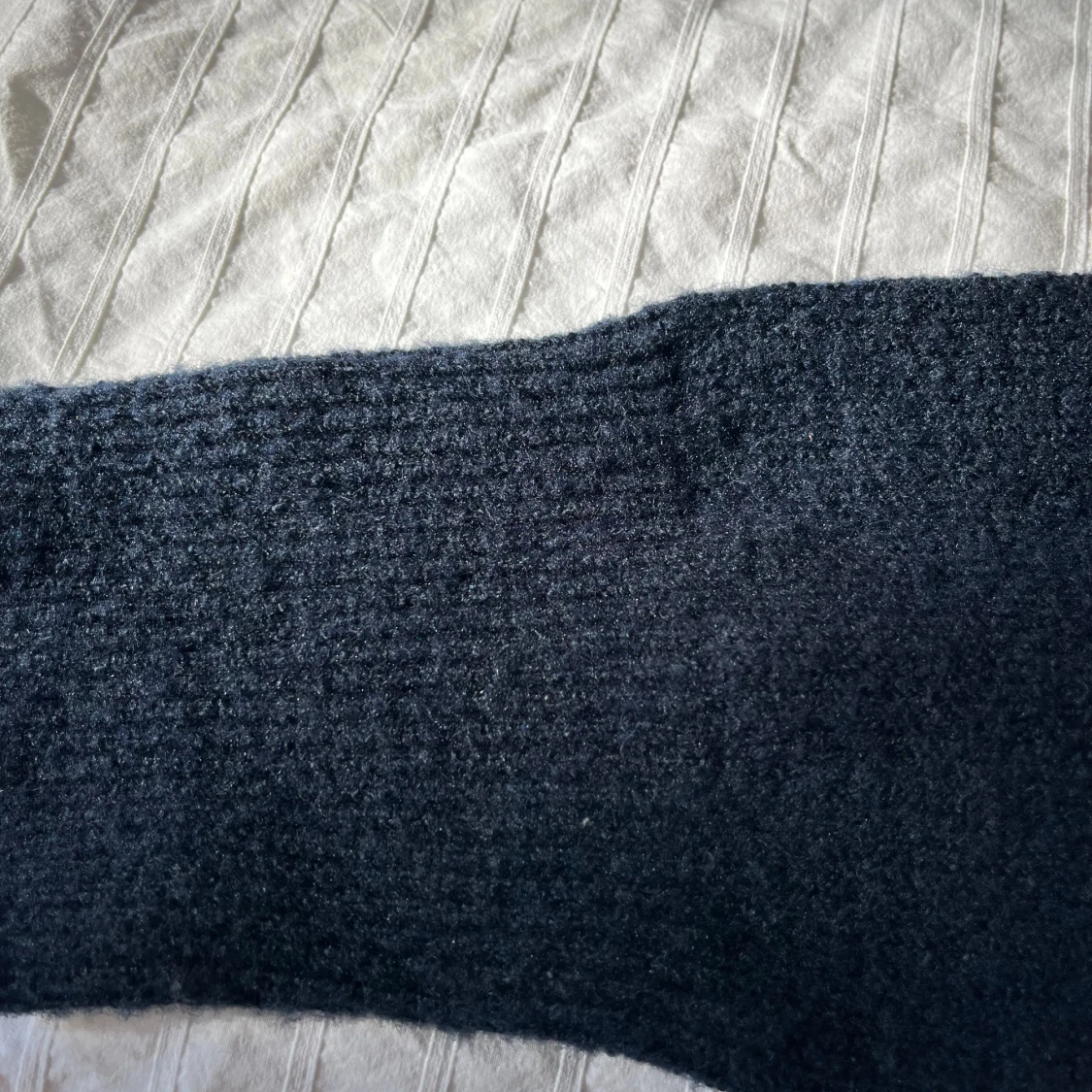 Marinblå stickad hoodie från Gina Tricot - 3