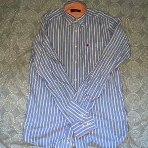 Blåvit randig skjorta från Morris - Blåvit randig skjorta från Morris i storlek M. Fint skick till ett bra pris. Nypris: 1399kr Mitt pris: 249kr                  Vid frågor eller funderingar, tveka inte att höra av dig.