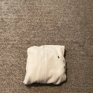Ralph Lauren zipper  - En Ralph Lauren zipper hoodie som jag har använt få gånger. Den är perfekt för vintern och de här kalla höstdagarna och den passar till de flesta av dina outfits. Skynda dig och köp nu på rea innan den går upp i pris. Glöm inte att kolla in shoppen för mer snygga kläder!