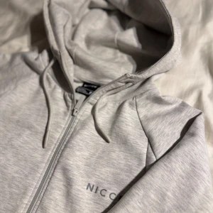 Nicce zip hoodie - Större i storleken så skulle säga att den passar M. Tycker denna är för stor för mig. Inga tecken på användning och inte använd så mycket. Hör av er vid frågor!