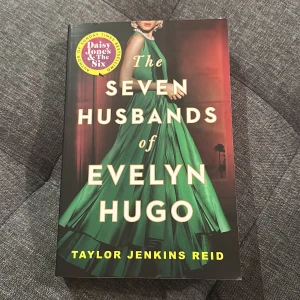 The Seven Husbands of Evelyn Hugo - Följ den glamorösa och skandalomsusade Hollywoodikonen Evelyn Hugo när hon avslöjar sitt livs hemligheter för en ung reporter. En berättelse om kärlek, ambition och förbjuden vänskap som tar dig från 50-talets Los Angeles till 80-talets showbiz.