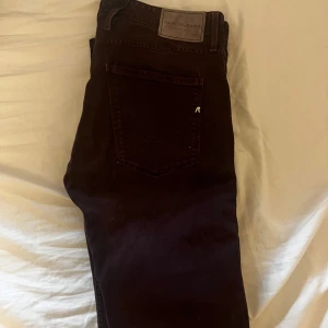 Bruna Replay jeans i rak modell - Säljer ett par bruna jeans från Replay i klassisk rak passform. Jeansen har fem fickor, snygga detaljer på bakfickan och Replay-logga på bakre läderpatchen. Tillverkade i bomull med en skön känsla och stilren look.