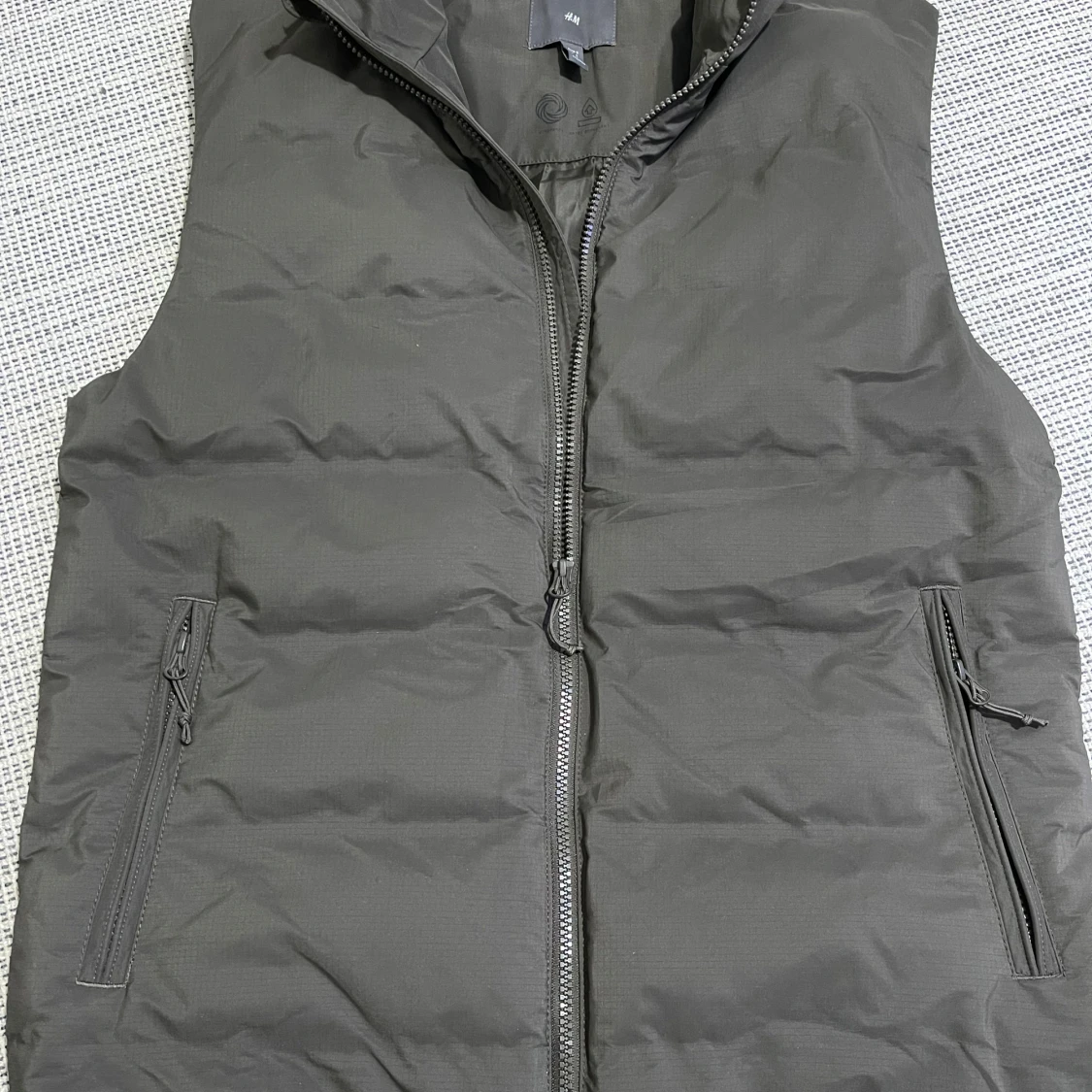 Mörkgrön dunväst från H&M