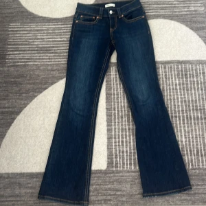Blå bootcut jeans från Perfect Jeans - Snygga mörkblå bootcut jeans från Perfect Jeans med klassiska fem fickor och kontrastsömmar. Jeansen har en normal passform och är tillverkade i jeansmaterial. Perfekta för dig som gillar en tidlös look med lite utsvängda ben.