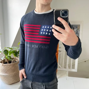 Gant tröja fin stickad - Gant tröja med usa flagga, inga defekter. Modellen är 180,75 kg och bär S. 
