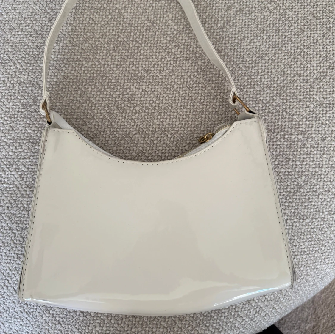 Vit axelväska i glansigt material