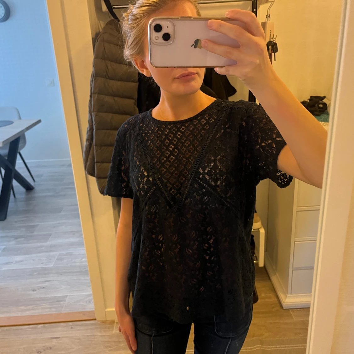 Svart spetsblus med kort ärm - 2