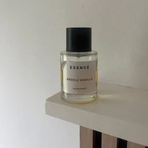 ESSNCE Absolu Vanilla  - ESSNCE Absolu Vanilla Eau de Parfum 🍦🍨.               Jätte god vanilj parfym 💗