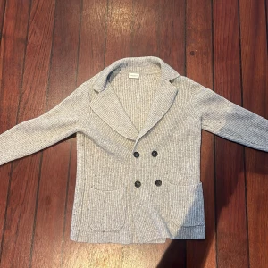 Cardigan från John Henric - Stilren grå cardigan från John Henric. Är S men passar XS. 