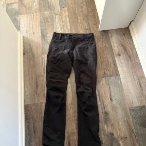 Jobbar byxor - Svarta jobbar byxor med fickor