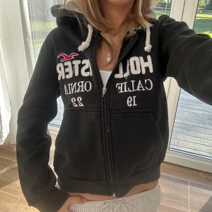 Hollister zip original  - En zip från Hollister i storlek S. Tröjan bedöms vara använd men i fortsatt gott skick. Jag skickar ditt köp inom 24h. Se liknande zip i min profil! 