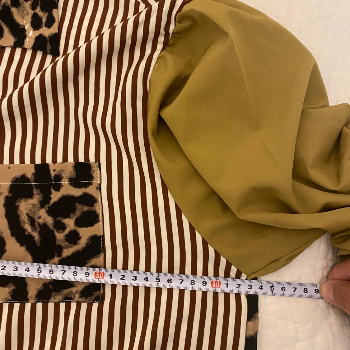 Randig långklänning med leoparddetaljer - 2