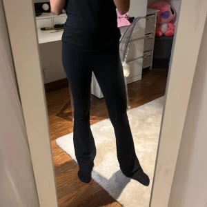 Svarta mjukis med stretch - De är mjuka och stretcha att få på sig. Passar till både S och XS, säljer för de inte är använda. 