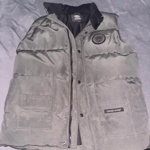 Canada goose väst  - Storleken mellan M/L har använt den knappt.
