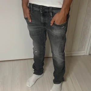 Replay Anbass ”Aged 5 Years” - Tja säljer nu ett par replay Anbass ”Aged 5 Years” jeans i storlek W29 L30 för endast 799kr! Pris är ej hugget i sten, hör av er i dm vid funderingar 🙌