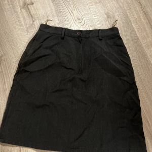 Svart A-linjeformad kjol med fickor - En svart, stilren kjol i A-linjeform. Fint skick men för stor för mig