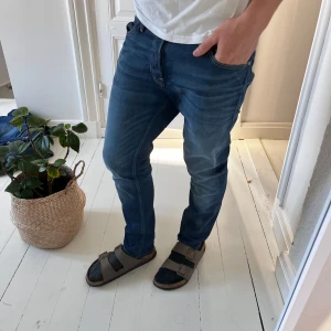 Jack and Jones jeans - Sköna Jack and Jones jeans. Inga defekter, modellen är 180,75 kg och bär 32/30  . Måten A: 42 cm B: 99 cm. 🏆😇